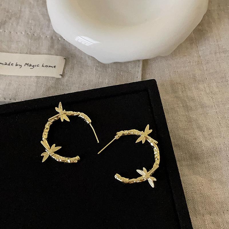 

Необычные серьги-гвоздики в форме стрекозы из металла в форме буквы С. Женский нишевый дизайн, ощущение уникальной индивидуальности, изысканные универсальные серьги.