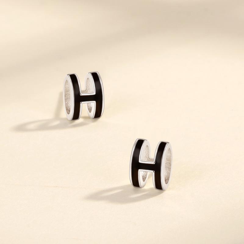 

Серьги-пусеты с эмалью в стиле легкой роскоши с буквой H, женские серьги в стиле Ins, высокая текстура, модные серьги, серебряная игла