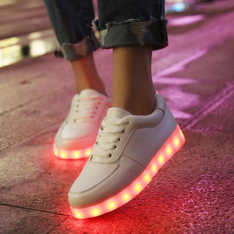 Μόδα Unisex Παπούτσια Led Μέγεθος 35~46 Μόδα Ζευγάρι Φωτεινά Αθλητικά Παπούτσια Φώτα Παπούτσια για Παιδιά Αγόρια Κορίτσια Άνδρες Γυναίκες Φωτεινό Παπούτσι Μαύρο Λευκό