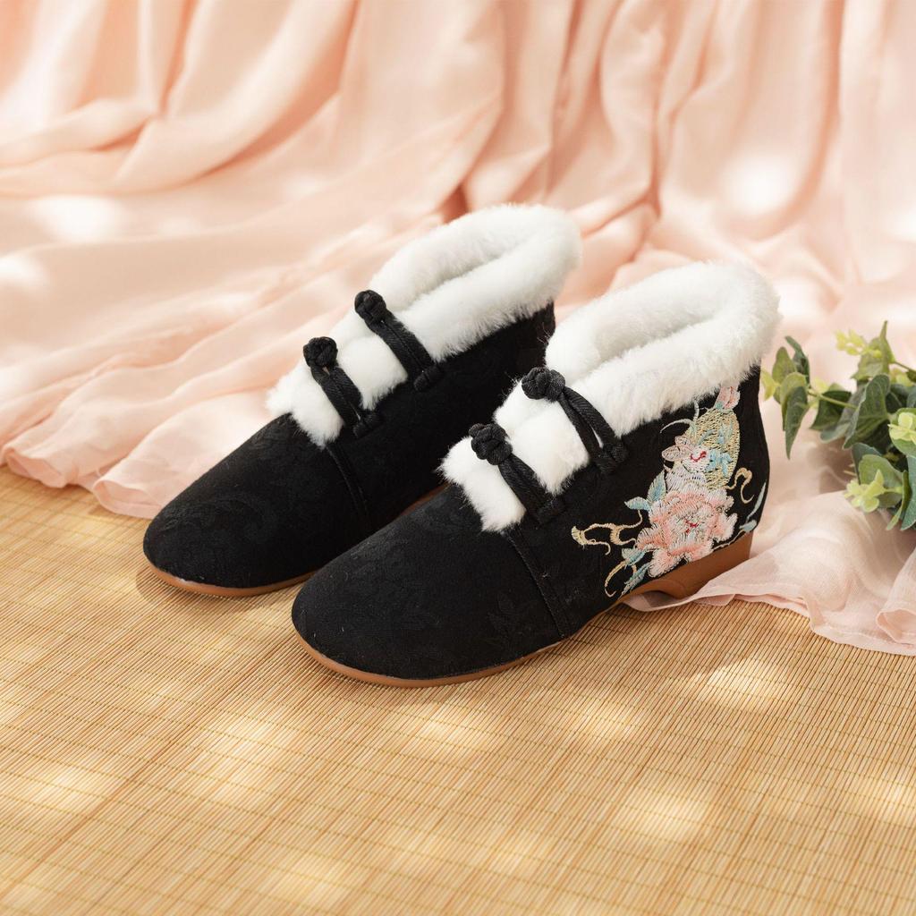 [Laurel Rabbit] Embroidered Hanfu Cloth Shoes - Elegant Ancient Style with Winter Velvet Lining