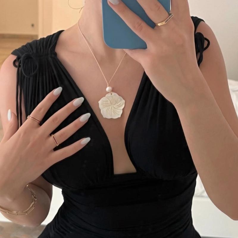 Natural Seashells Necklace Ocean Theme Plum Blossom Pendant Clavicle Chain for Women Girl Holiday Summer Jewelry Gift