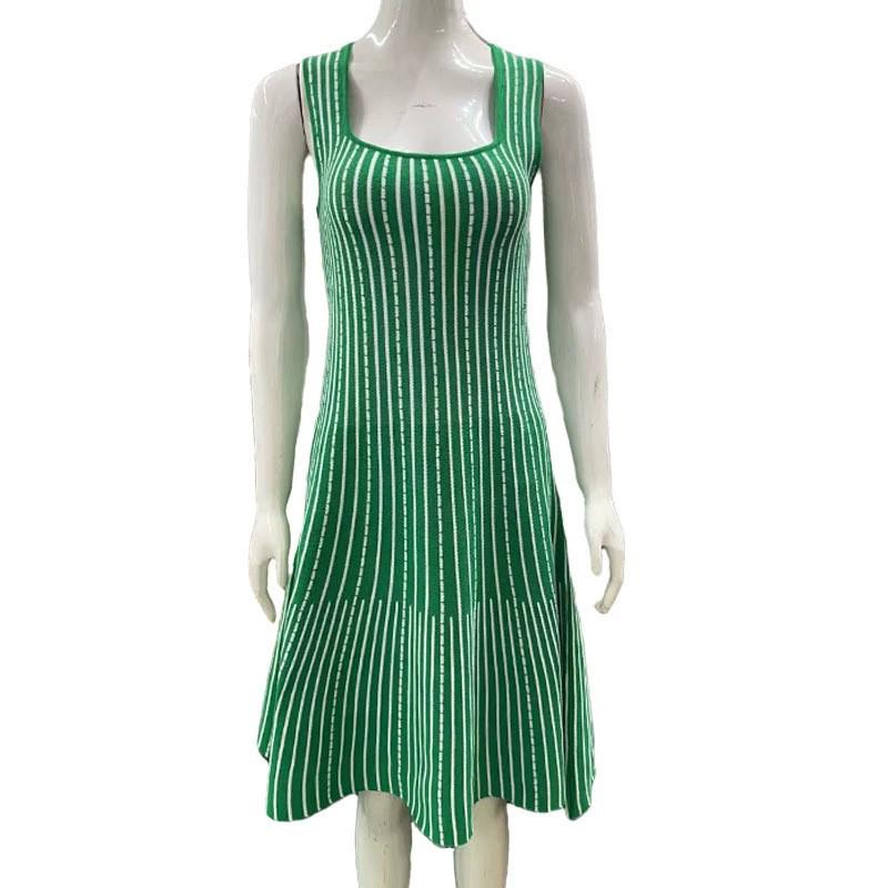 Elegantes V-Ausschnitt Strickkleid mit trendigen Kontrastfarben und kurzen Ärmeln