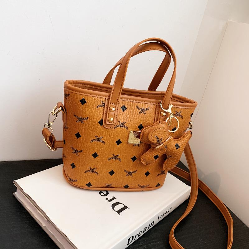 

New fashion vegetable basket bag contrasting color pendant portable shoulder oblique span trendy women s bag коричневый