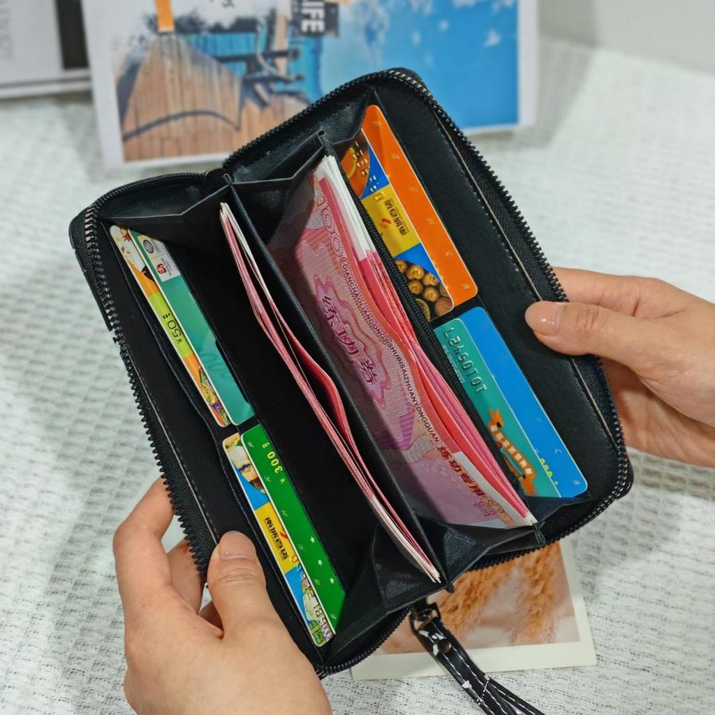 Halloween-Geschenkidee lange Geldbörse mit Totenkopf- und Rosenprint, mit Armband, Punk-Stil, in verschiedenen Farben, darunter Schwarz und Rot.