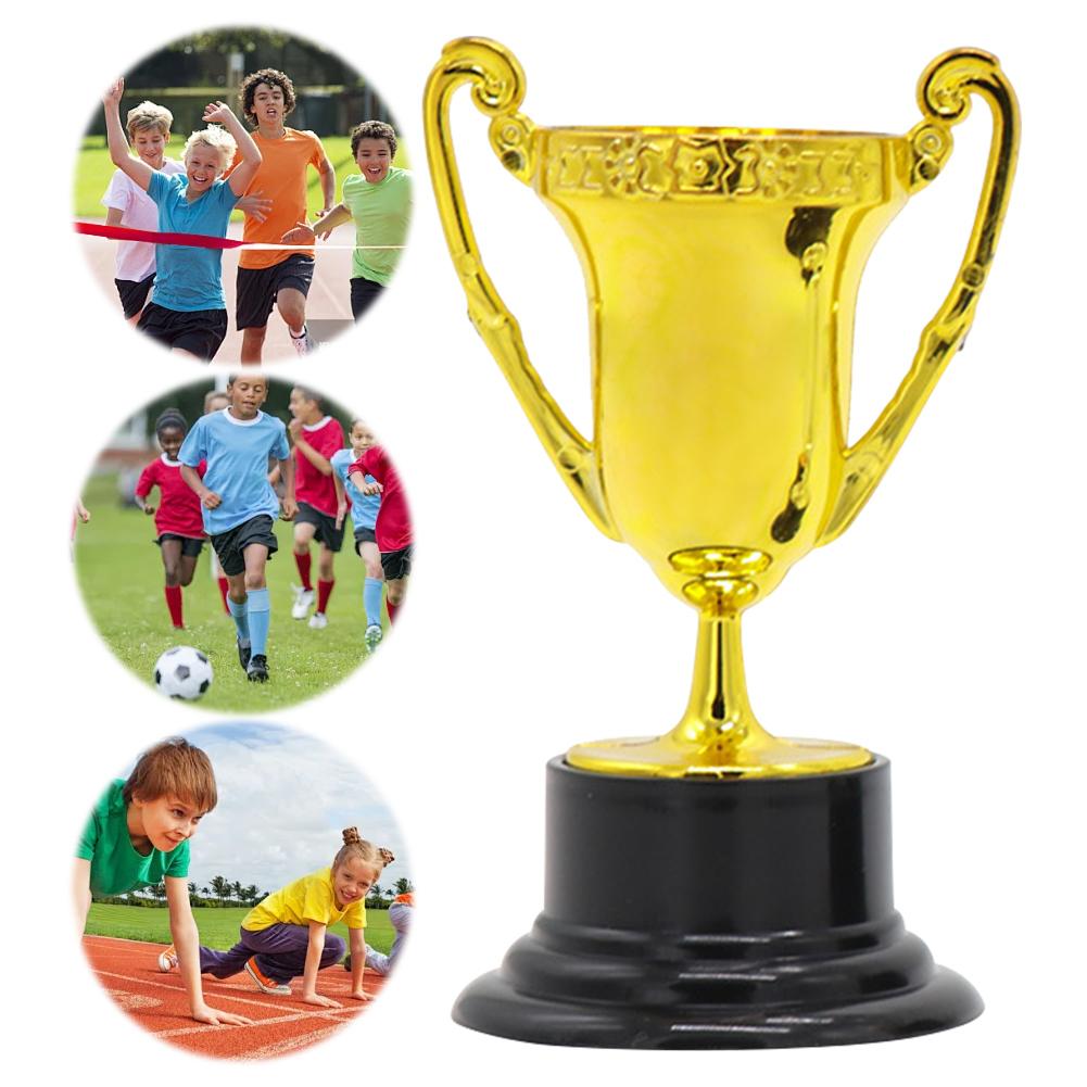 Goldene Award-Pokale für Kinder Kunststoff Goldene Kleine Pokale Goldene Teilnahme-Pokale für Party-Mitgebsel Requisiten Belohnungen