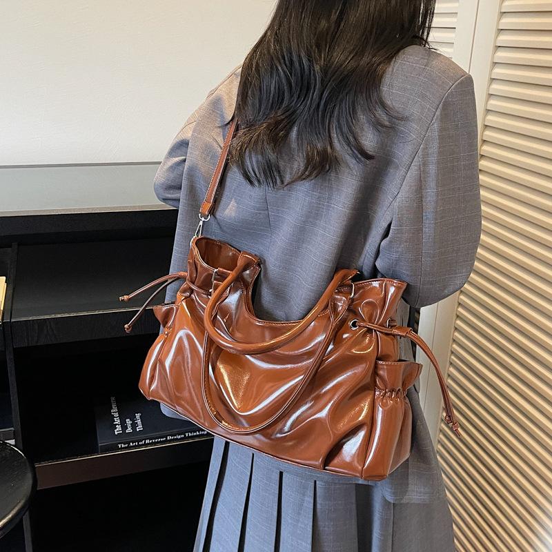 Retro Bag Women's Large Capacity 2025 New Autumn and Winter Niche Design Messenger Bag Single Shoulder Underarm Fold Commuter Bag