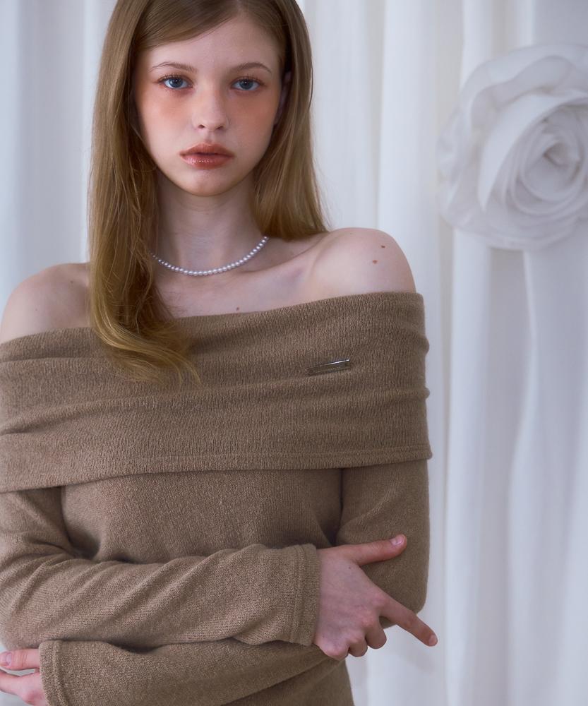 ROSEFRANTZ Wool Off Shoulder Knit [Beige]