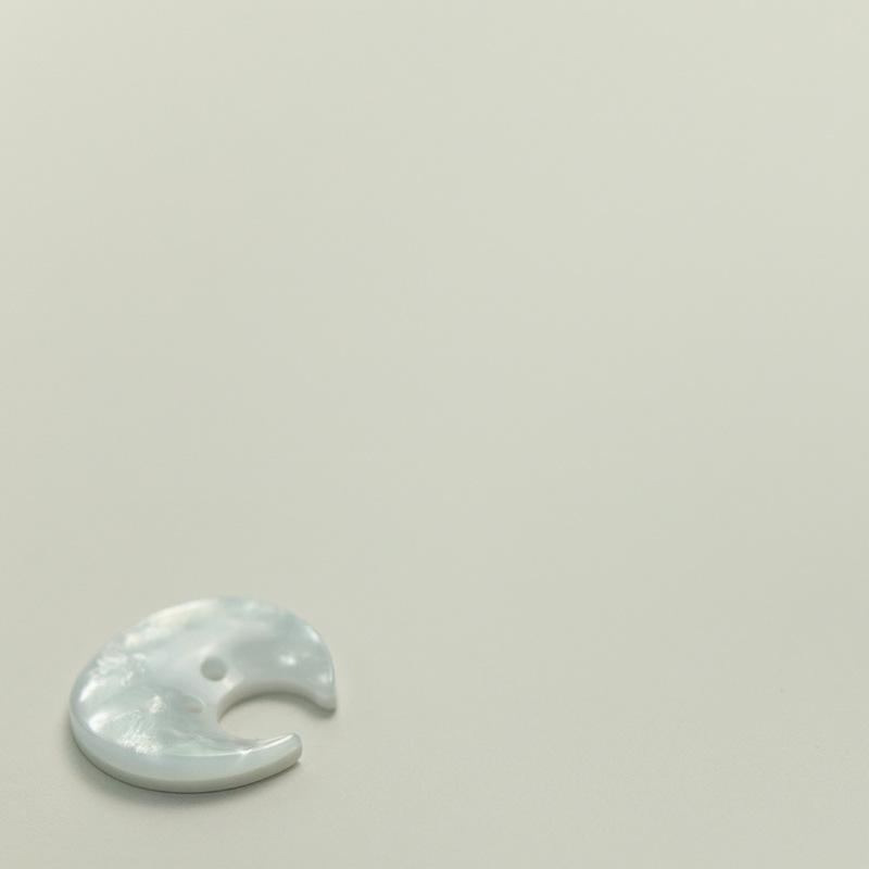 

5 шт. Пуговицы из смолы с перламутровым лунным эффектом с двумя глазами для костюма, твидового пиджака, декоративные пуговицы, пуговицы для женской шубы Moon shape & 23mm [Weight 1.3g]