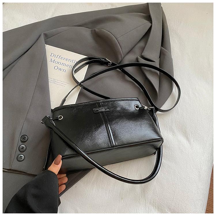 

Нишевая повседневная ретро-сумка женская 2025 осень новая трендовая простая на плечо мессенджер в зарубежном стиле маленькая квадратная сумка