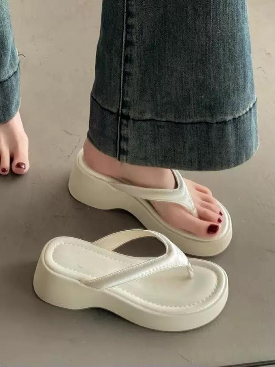 

Маленький человек увеличивает высоту пляжных вьетнамок на толстой подошве, танкетке, каблуке-маффине и носит пляжные женские крутые тапочки 40 бежевый