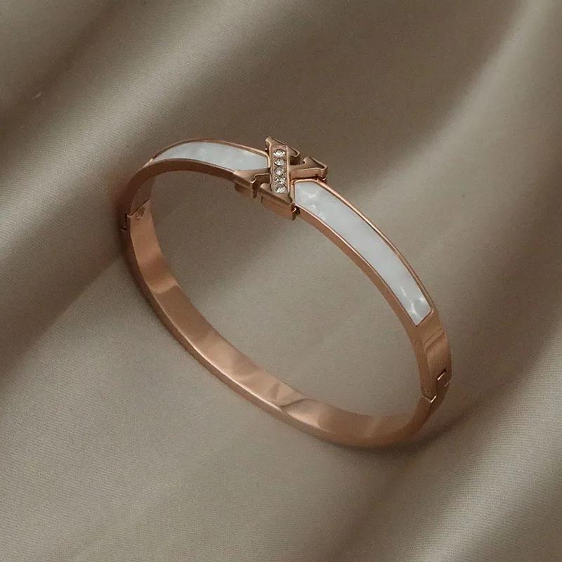 Classic Stainless Steel Letter V Charm Bracelet for Women Metal Flower Bracelets Rust-proof Wrist Jewelry Gift Party