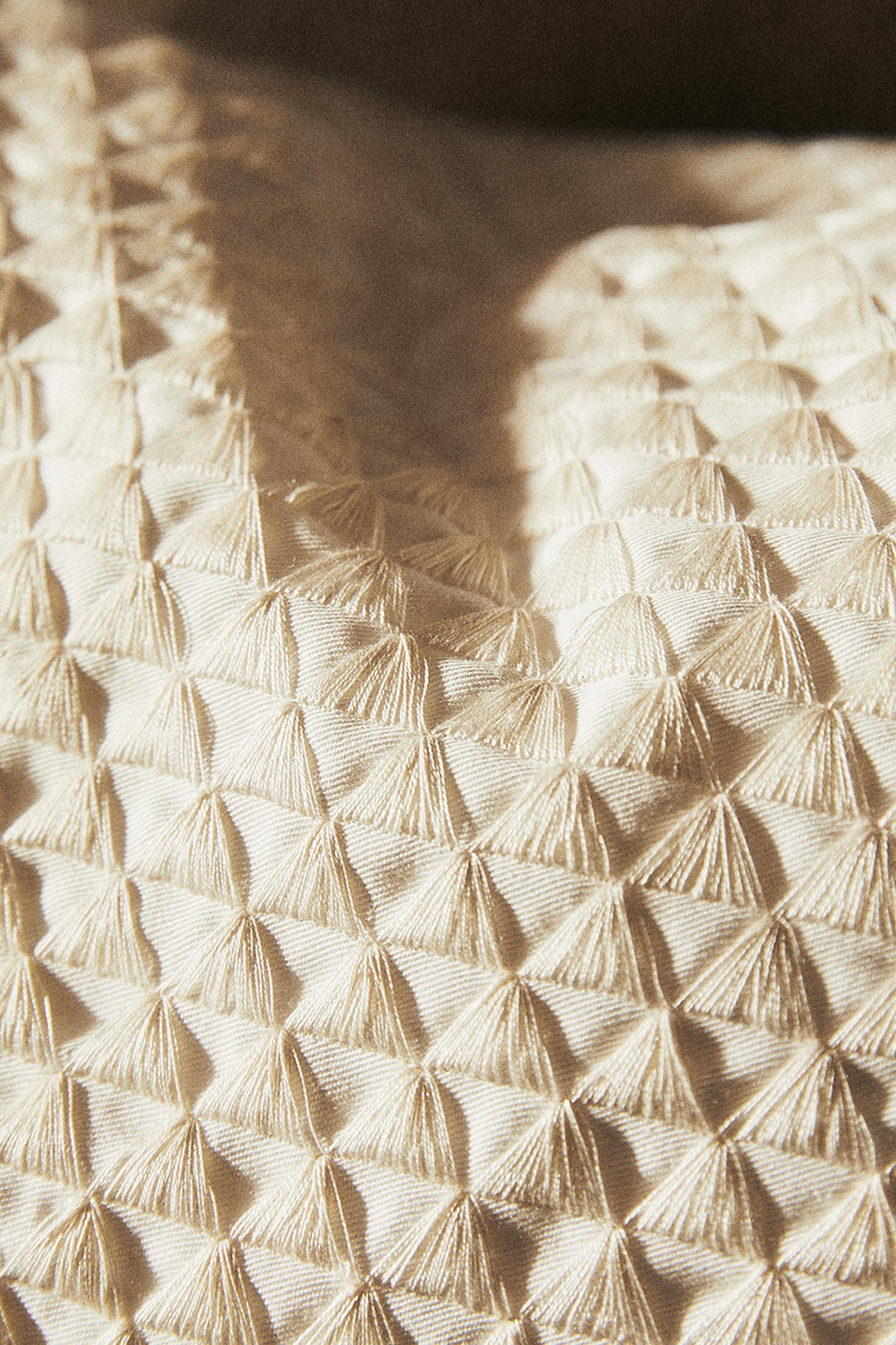 

ЧЕХОЛ НА ПОДУШКУ С ВЫШИВКОЙ