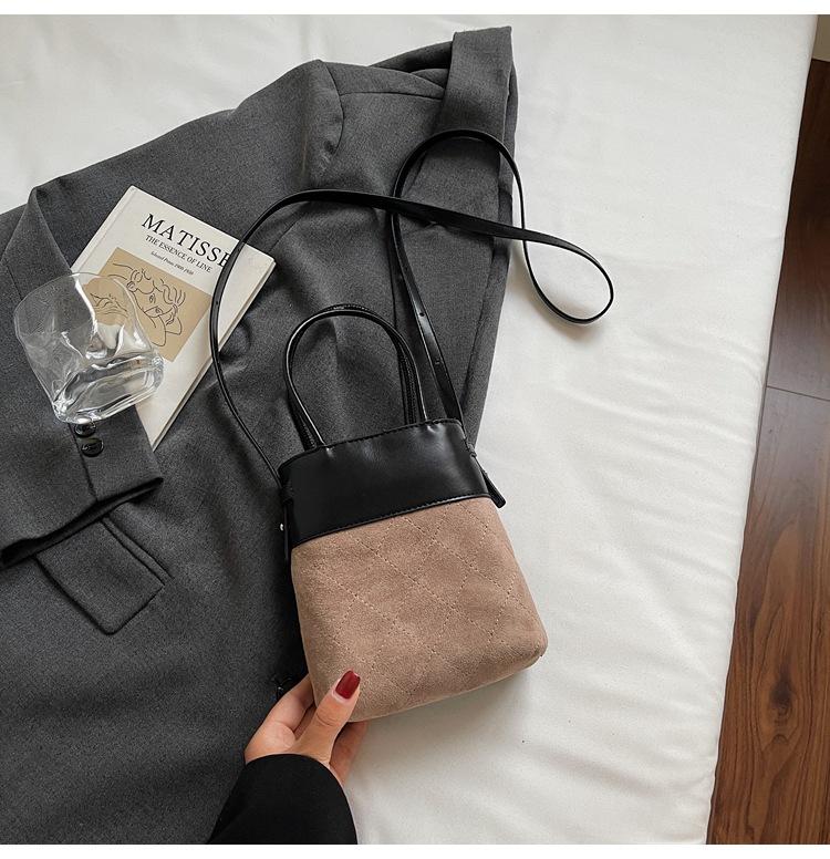 

Retro diamond hand bag women s 2025 new niche design messenger bag casual contrasting color shoulder mobile phone bag