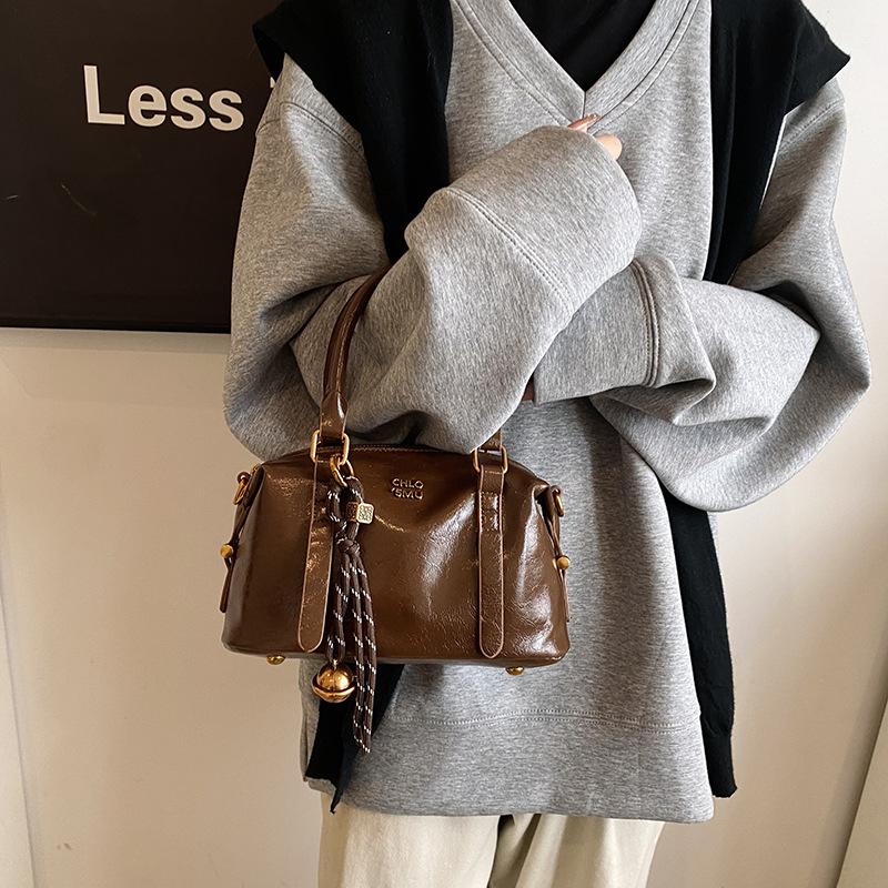 

Niche retro hand-carried baseball bag women s 2025 new simple casual shoulder bag trendy versatile messenger bag 23.5*11*12 коричневий