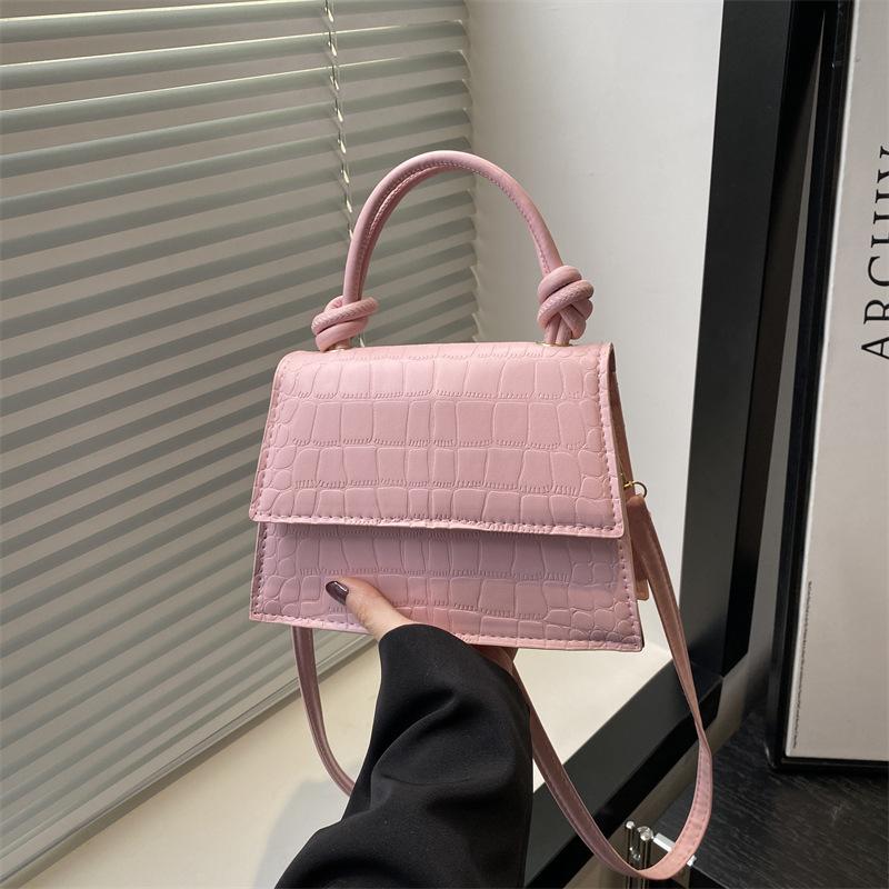 2025 зима новая французская корейская версия для通勤 портативная маленькая квадратная сумка простая личность тренд темперамент плечевая сумка мессенджер