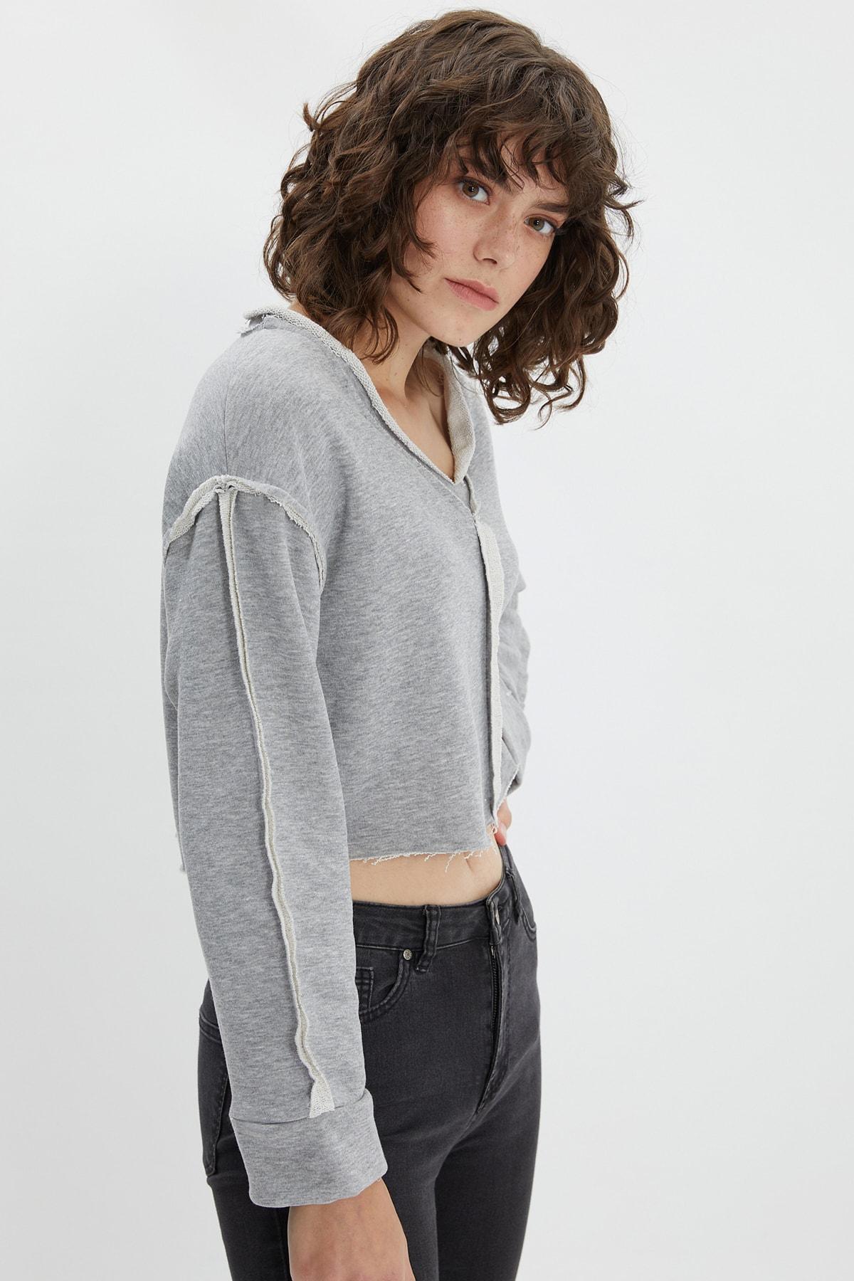 

Серый приталенный вязаный свитшот бойфренда с v-образным вырезом TWOAW22SW2071