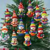 Bunte hölzerne Schneemann-Anhänger mit Bommelmützen für die Weihnachtsbaumdekoration