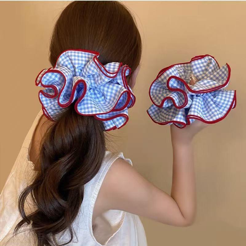 Scrunchie im koreanischen Stil mit rot, blau und weißem Colorblock-Streifenmuster - Süßes und verspieltes Haargummi für Frauen