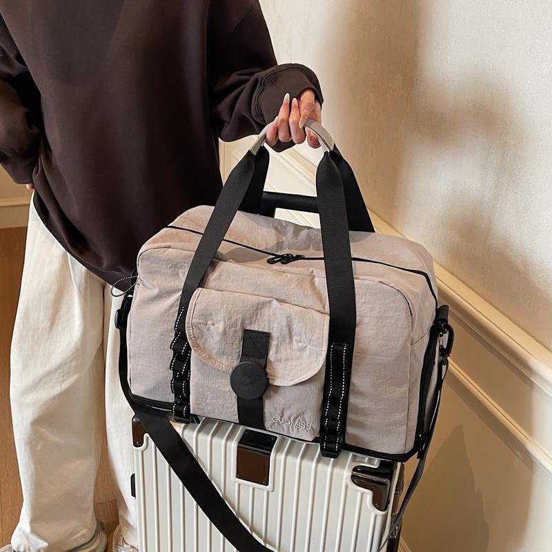 Fashionable Travel Duffel Bag with Adjustable Strap Multiple Pockets Large Capacity Weekend Carry On Bag