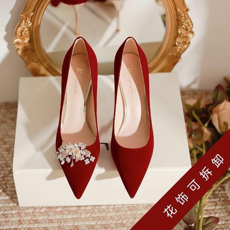 Pantofii de mireasă roșii nu sunt obositori, pantofii de spectacol pentru femei și rochia de mireasă sunt purtați de două ori, iar noii pantofi de mireasă cu toc înalt din toamna 2025 sunt franțuzești.