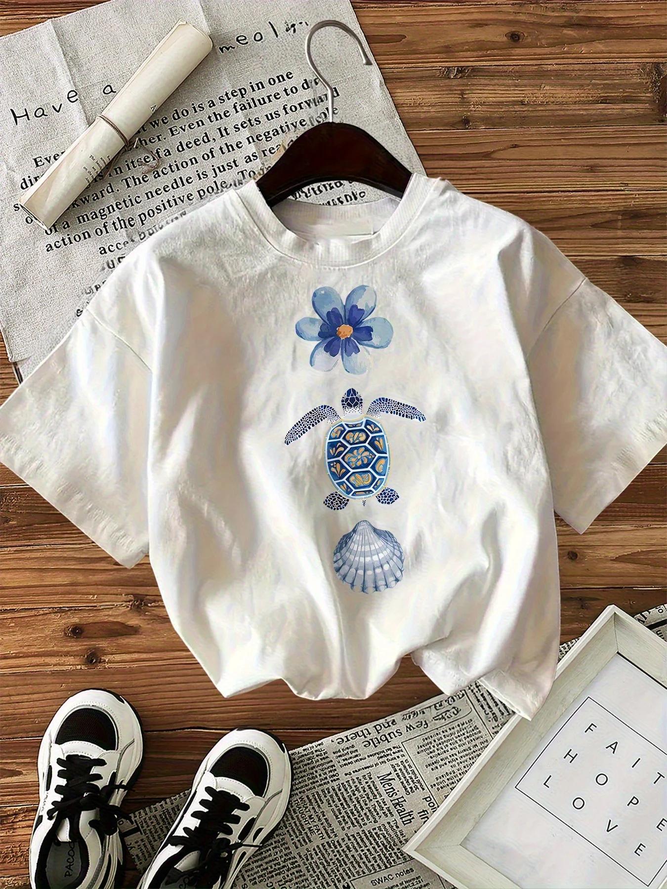 

Синяя футболка с коротким рукавом с принтом черепахи и ракушки с синими цветами. Повседневный и универсальный стиль. Подходит для повседневной носки и прогулок для женщин. 4XL