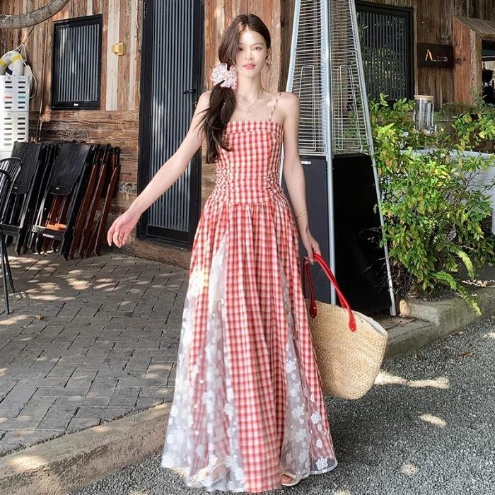 Holiday style blue plaid lace splicing suspender dress is super beautiful, beautiful and unique waist temperament long skirt