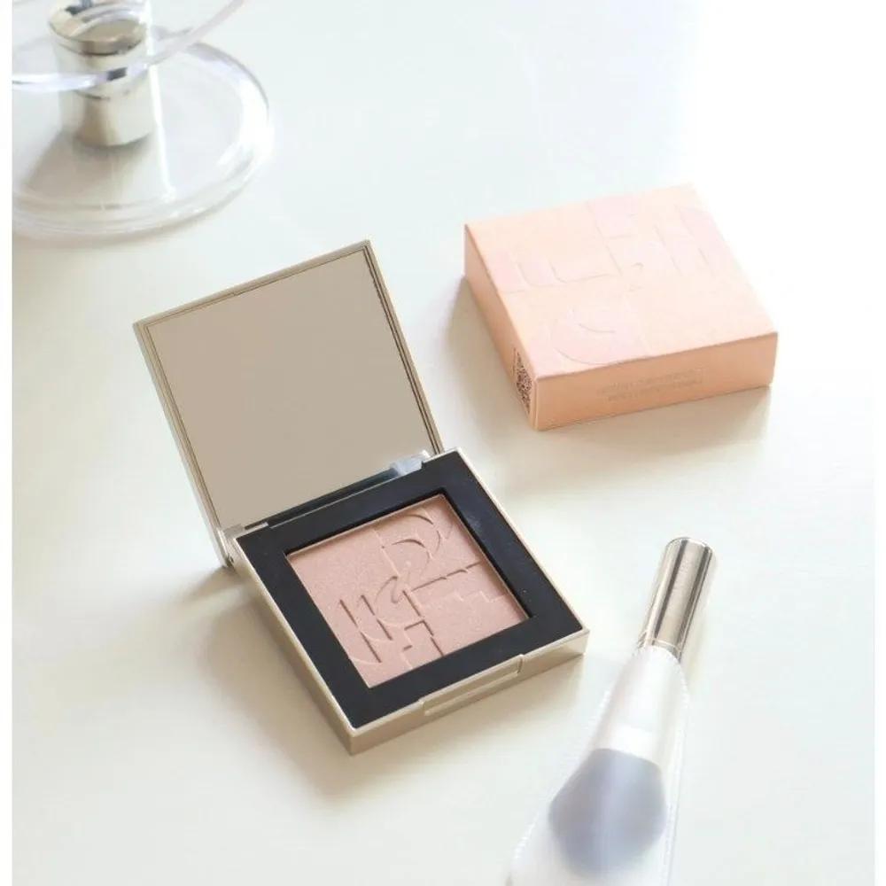 

TWO SLASH FOUR Румяна для всего лица Дим Бежевый (+Мини-кисть под углом) product