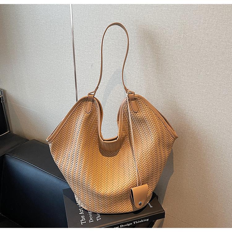 

Нишевая плетеная сумка-тоут женская 2025 новая большая вместимость повседневная универсальная для поездок на работу на плечо подмышку хаки