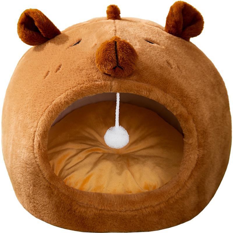 Nowe gniazdo dla kota, śliczny kształt jurty, jesień i zima, dorosły kot, śpiący, ciepły koci legowisko, buda dla zwierząt