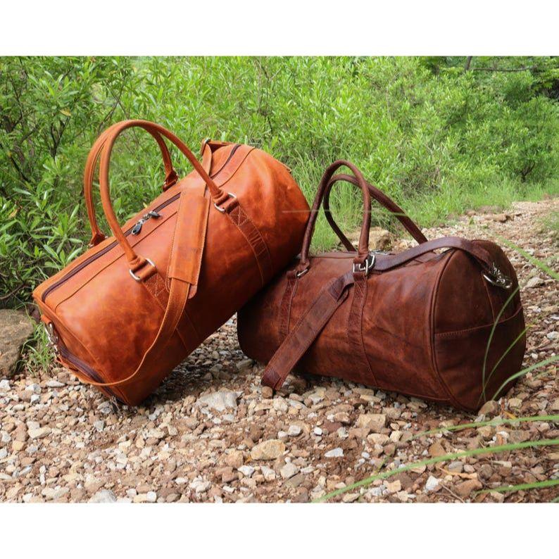 

Вместительная дорожная сумка ручной работы из натуральной кожи буйвола-Сумка-дафл на выходные-Роскошная мужская сумка-дафл-Сумка через плечо для ночевки-Подарок для шаферов 22 x 11 x 11 in (2 Bag)