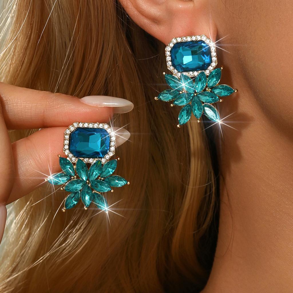 New European and American earrings with high-end and fashionable square rhinestone earrings design, light luxury earrings for wo