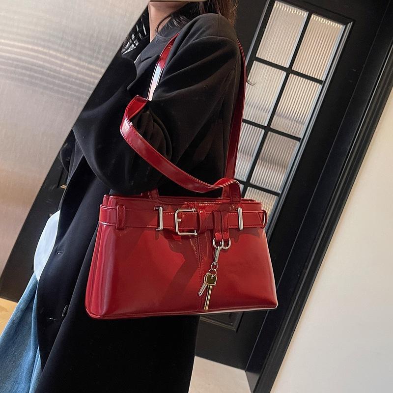 Retro Niche Locomotive Bag Women's New Trend Fashion Armpit Bag Large Capacity Portable Commuter Bag