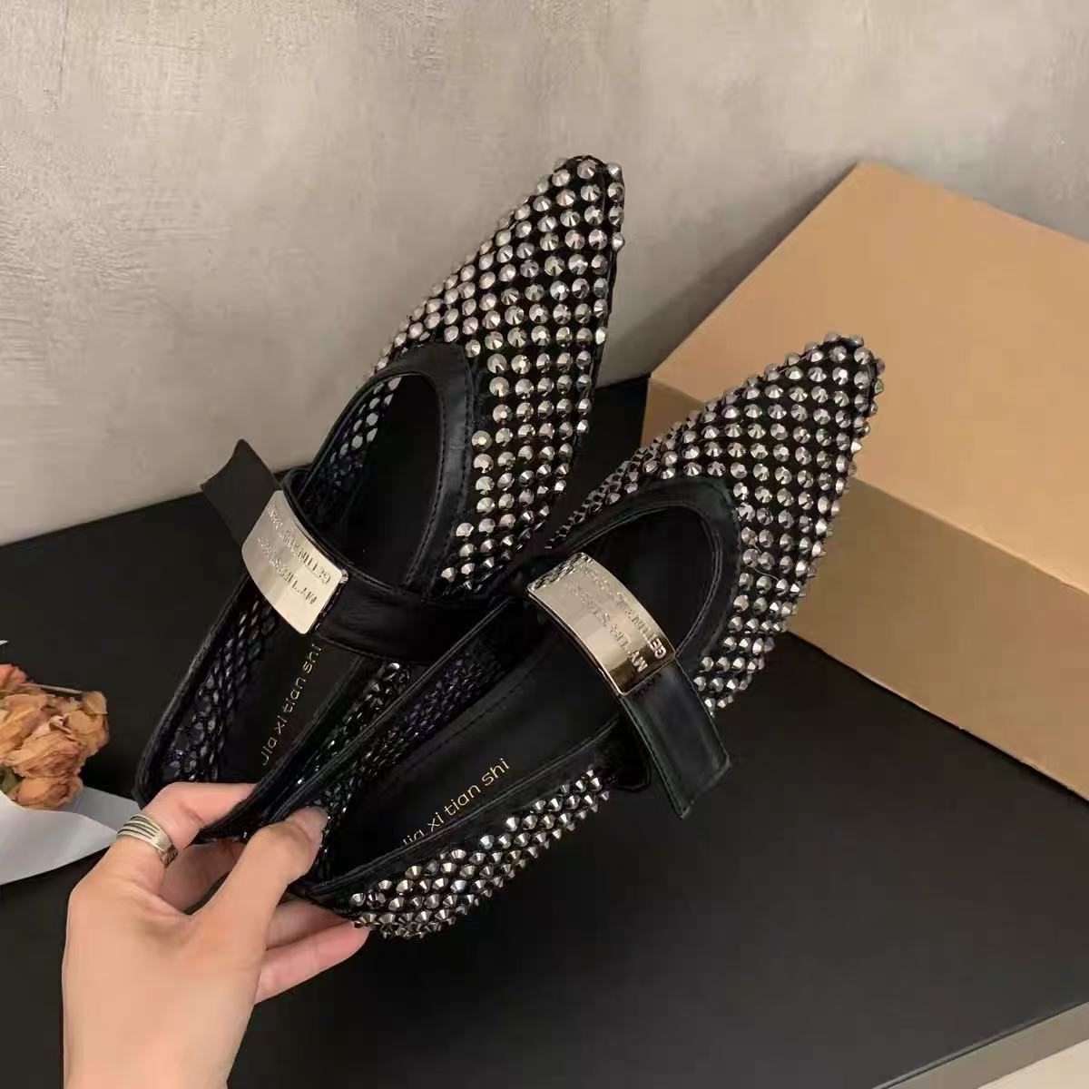 

2025 новые французские ретро остроносые туфли-мюли со стразами, женская модная обувь, нескользящие крутые тапочки 40 чёрный