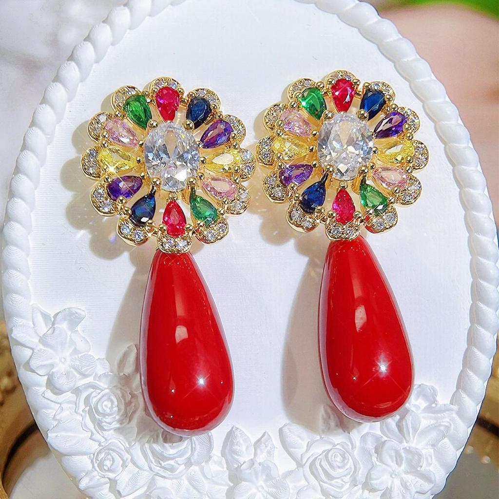 Boucles d'oreilles florales CMM vibrantes multicolores en zircone cubique dorées ornées de superbes gouttes vertes en forme de larme Une déclaration de mode pour chaque occasion