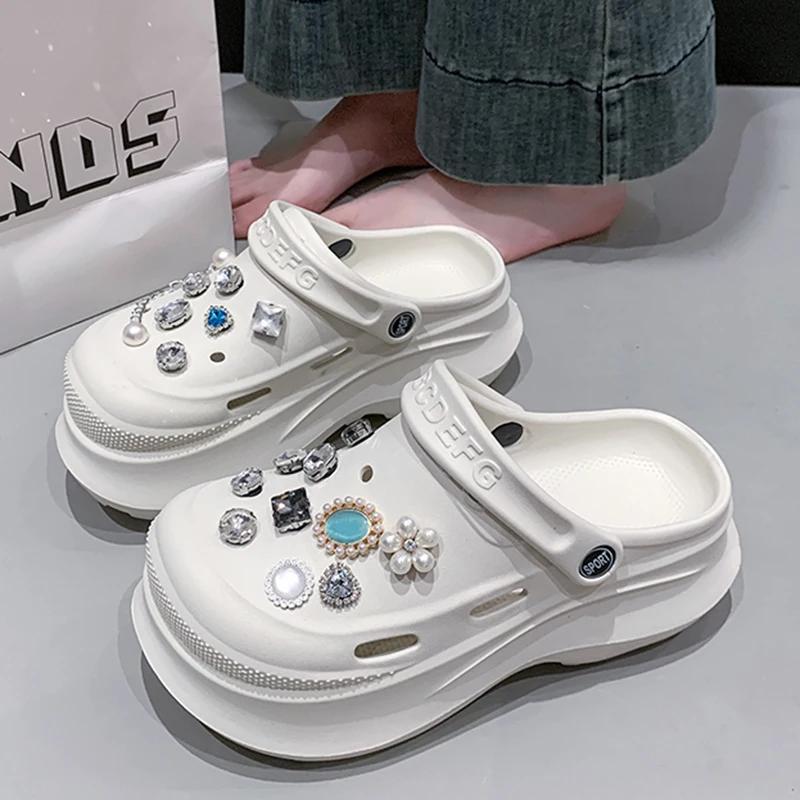 

Модные сандалии на массивной платформе со стразами и жемчугом для женщин с закрытым носком, на толстой подошве, пляжные шлепанцы, женские летние нескользящие садовые клоги из ЭВА 40-41 белый