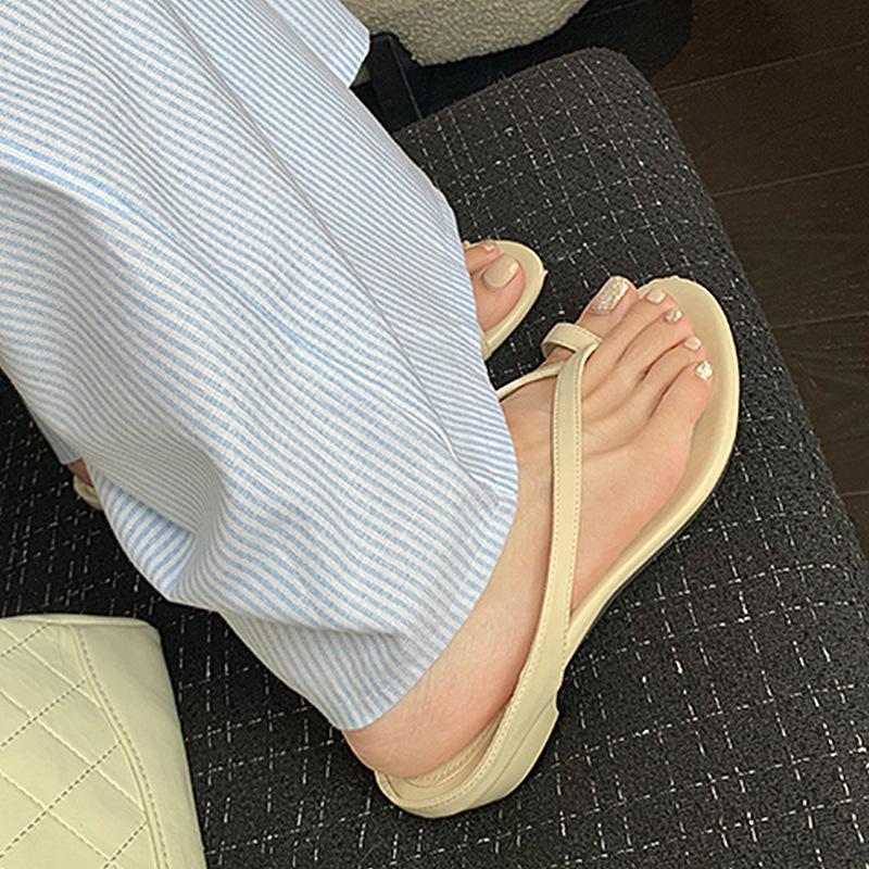 

Шлепанцы женские на танкетке красивые с перемычкой на пальце толстый каблук пляжные маленькие классные тапочки для улицы 40