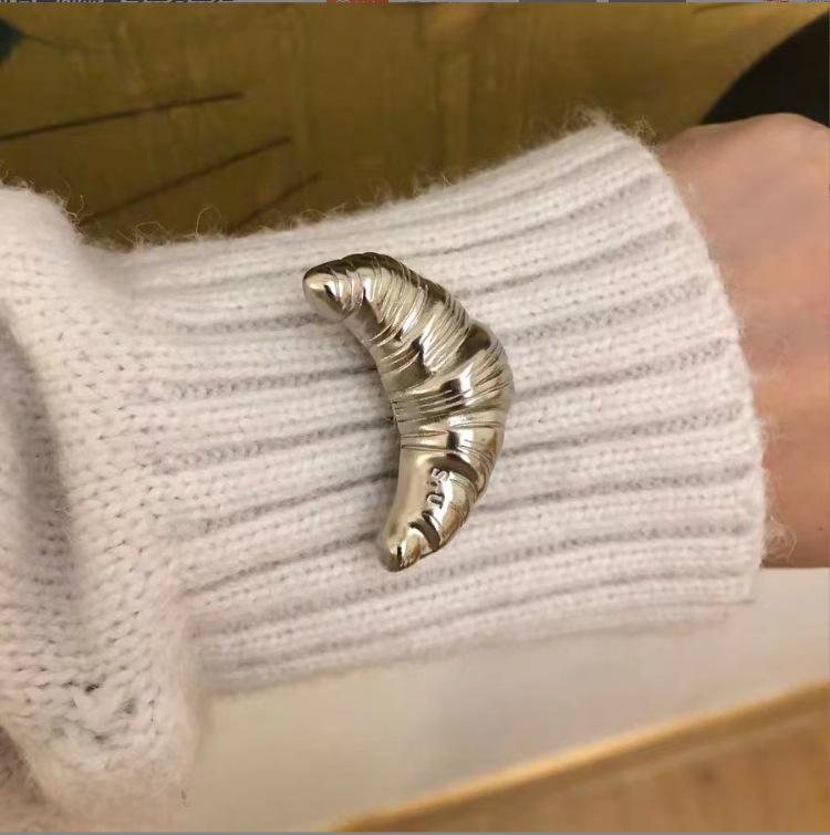 Croissant brooch upscale female design sense niche silver croissant Internet celebrity couple badge