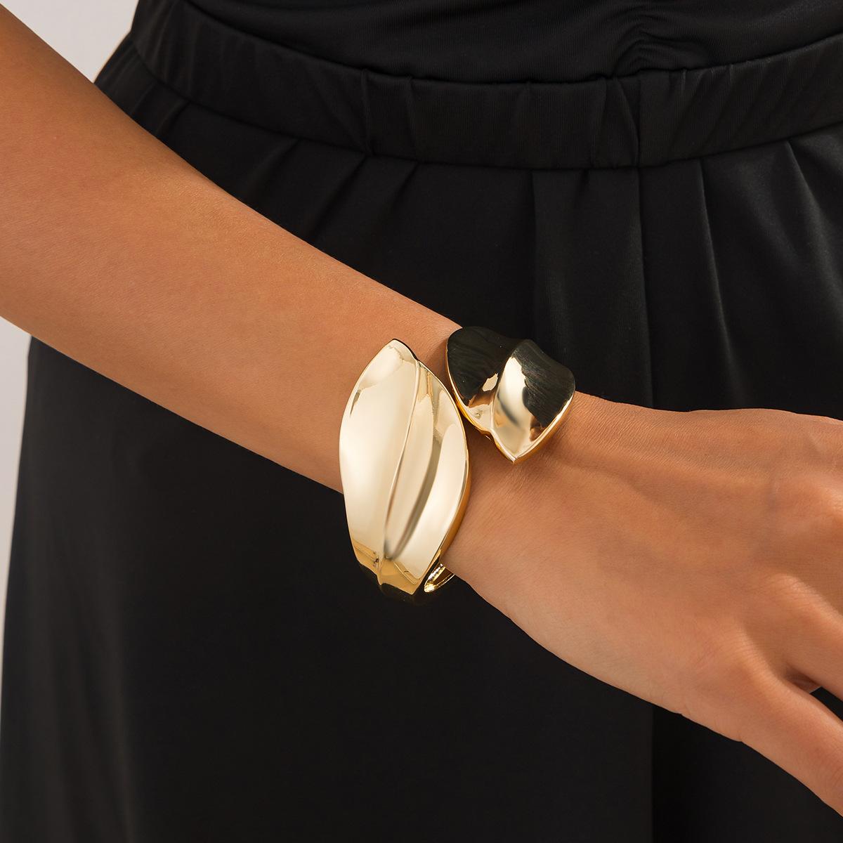 Overdreven Vintage Geometrische Onregelmatige Manchet Brede Armbanden Voor Vrouwen Punk Goud koper Kleur Lente Armband Sieraden Cadeaus beige