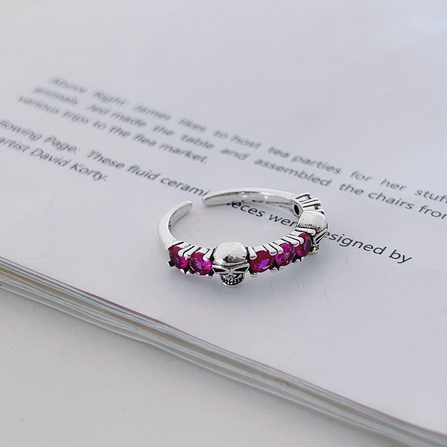 

Открытое кольцо с красным бриллиантом в стиле ретро из Кореи: Посеребренный дизайн черепа для женщин Adjustable Open Size