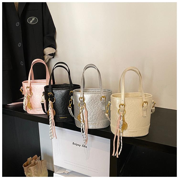 This year's popular small bag women's summer versatile 2025 new shoulder messenger bag casual portable bucket bag