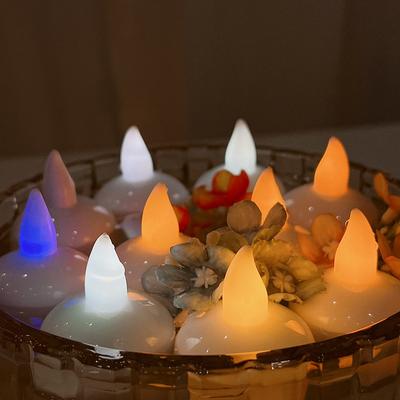 Schwimmende Kerzen leuchten, wenn sie mit Wasser in Berührung kommen. Dekorative wasserdichte elektronische LED-Kerzenlichter sind ein Weihnachtsgeschenk