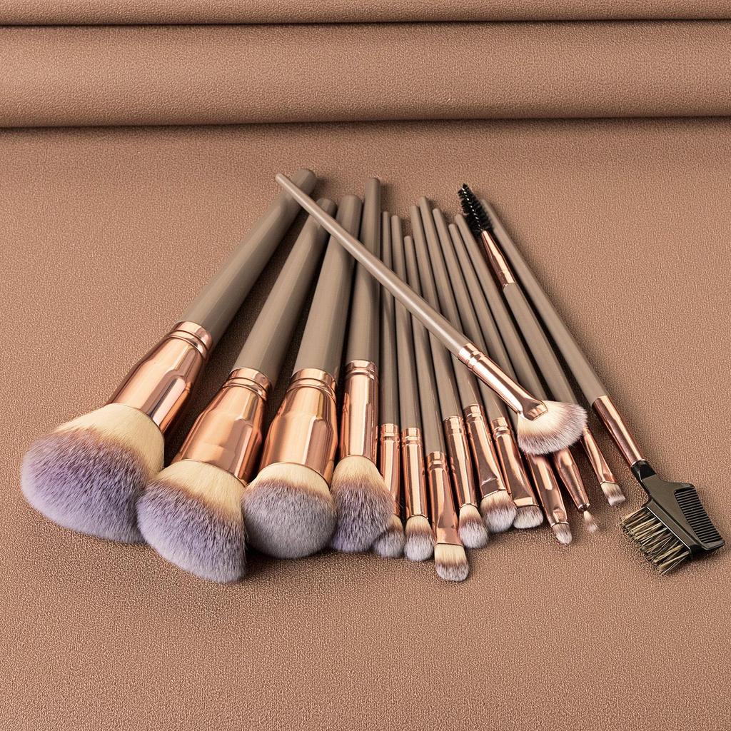 Jumbo 15-Piece Makeup Brush Set: Soft Hair for Powder, Blush, Eyeshadow, and Concealer.