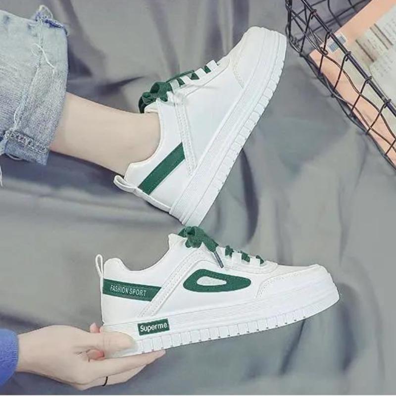 Kleine weiße Schuhe für Damen im Frühjahr, Sommer und Herbst, koreanische vielseitige Schuhe 2024, neue auffällige Füße, kleine lässige Boardschuhe für Damen