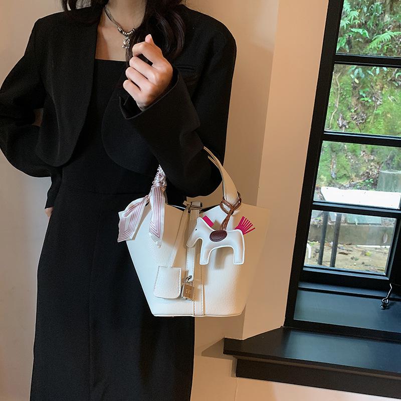 Premium bag, silk scarf pendant, child and mother contrasting color bucket bag, small lock, portable women's bag