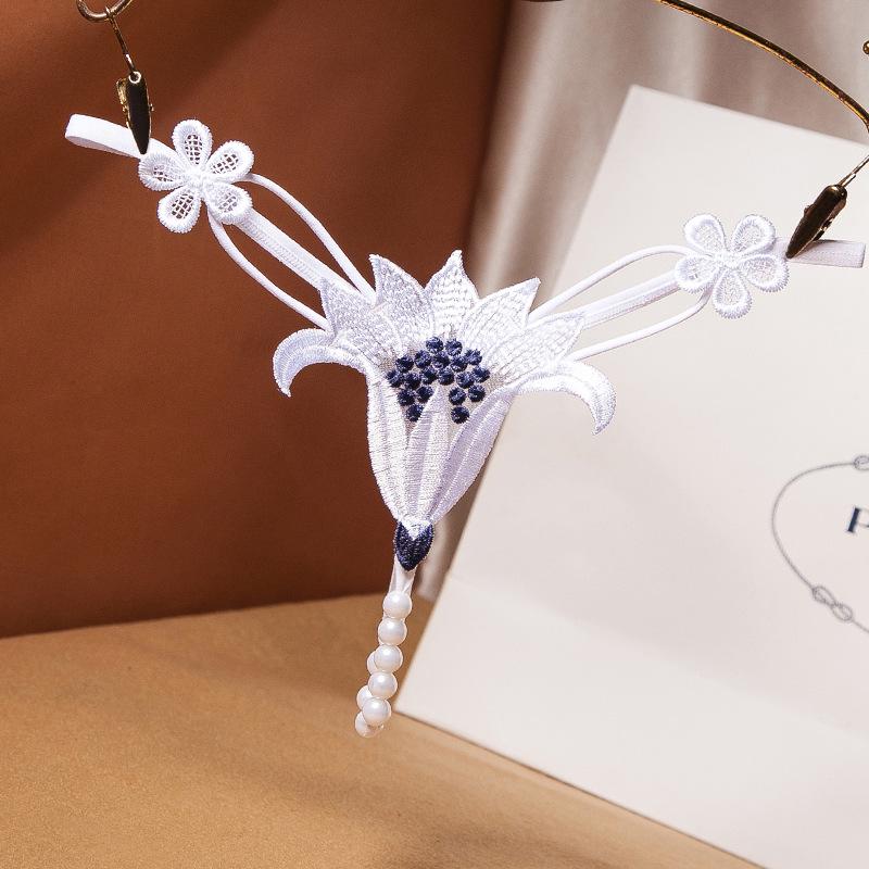 Květinové tanga s nízkým pasem zdobené perlami a s výřezovým designem