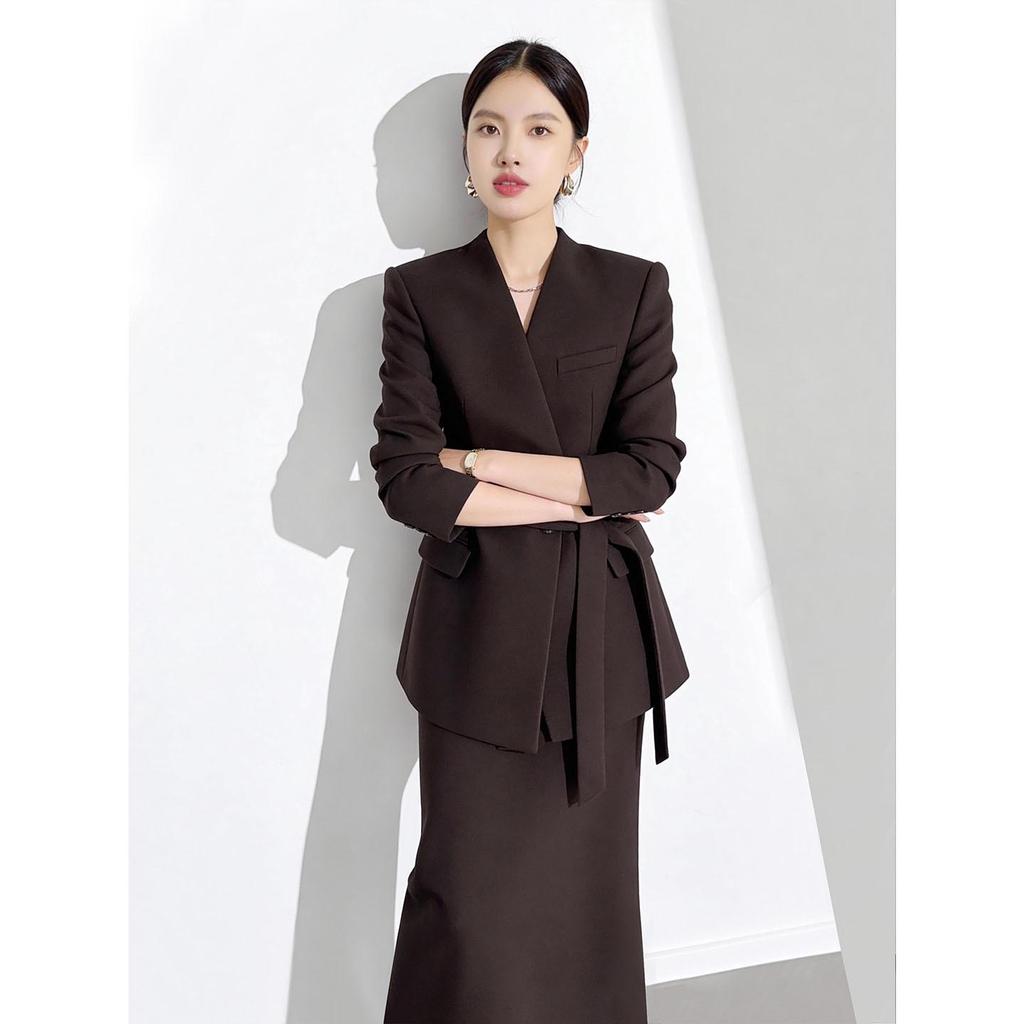 Elegant Coffee-Colored Collarless Skirt Suit for Women with Waist-Cinching Belt - Perfect for Urban Professional Style and Commuting.