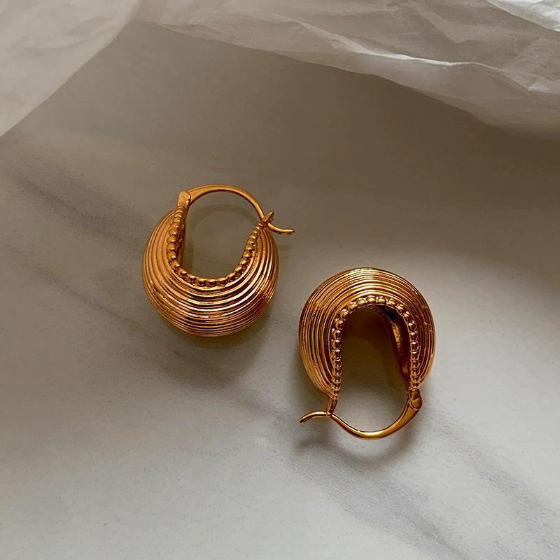 

Korean fever earrings light luxury high-end temperament shell texture ear buckle niche unique plain ring earrings