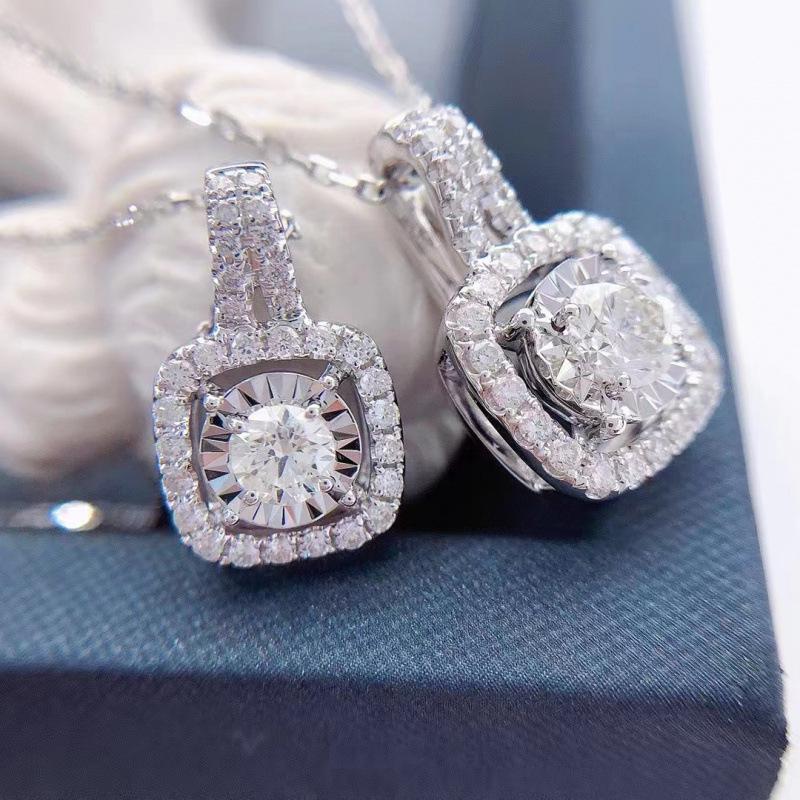 Korean Style Square Diamond Pendant Necklace for Women – Hollow, Elegant, Versatile Clavicle Chain with a Light Luxury Fashionable Touch.