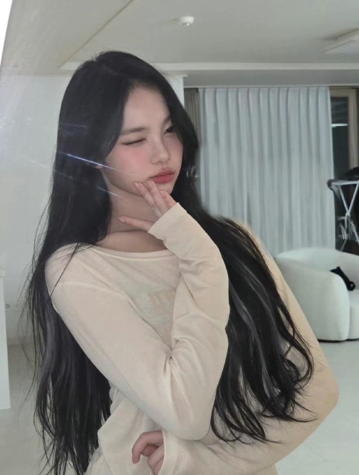 

Available: Autumn 2025 Korean Style Women s Off-Shoulder Long-Sleeved Letter Print Slimming T-Shirt One Size вершковий/білий