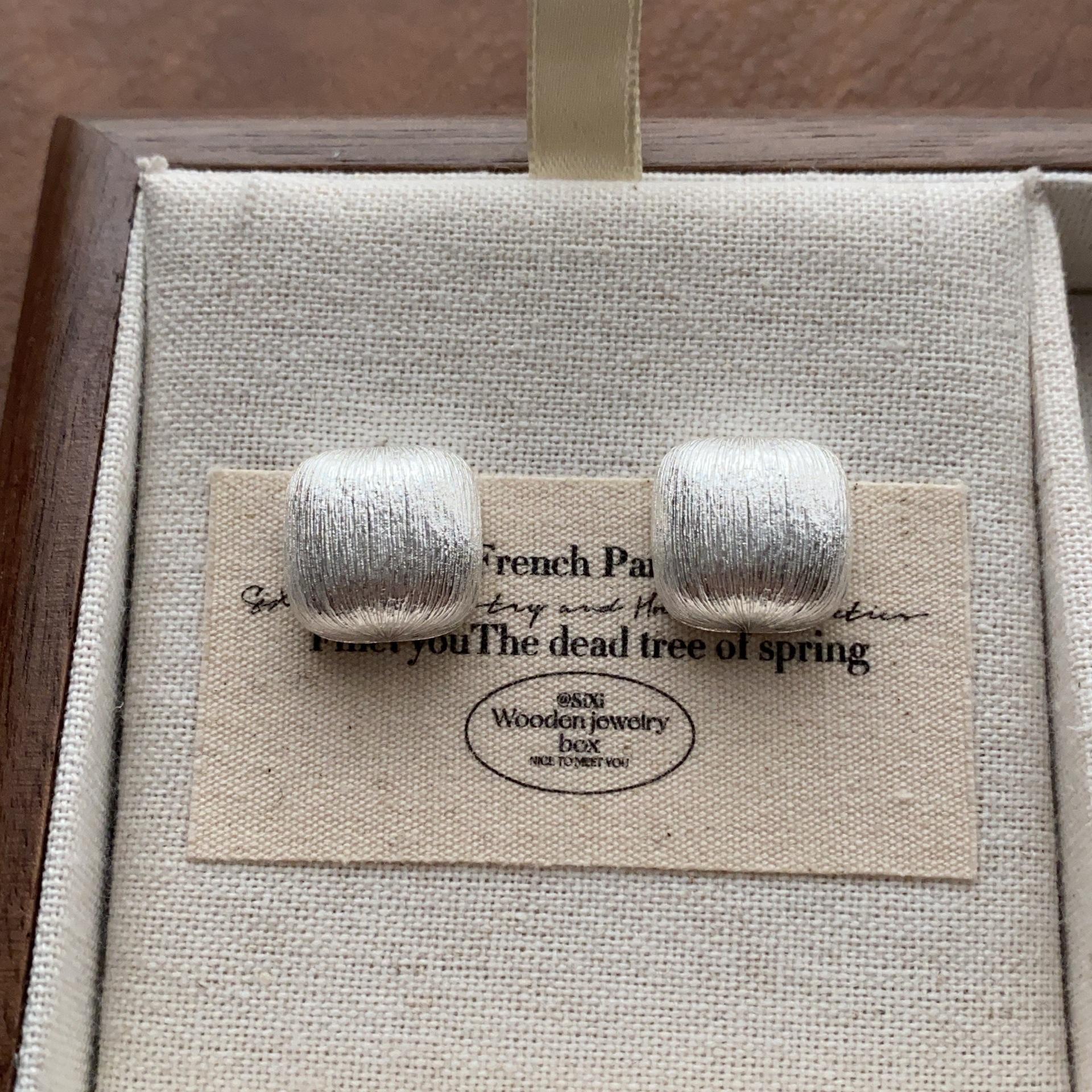 

Minimalist ancient metal geometric square stud earrings brushed craft earrings high-grade exquisite daily noble versatile earrings